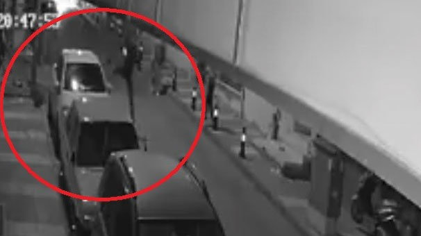 Akılalmaz olay! Park halindeki araçlara kafa ve yumruk attılar