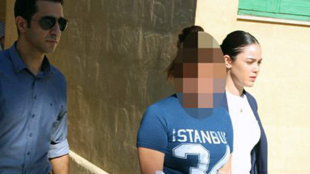Akıllara durgunluk veren olay! Genç kız elindeki bıçakla evden fırladı ve...