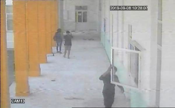 Akıncı, türk bayrağı ve denktaş'ın fotoğrafını okul müdürüne tevdi etti