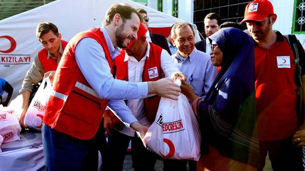Albayrak Endonezyalı afetzedelere gıda paketi dağıttı