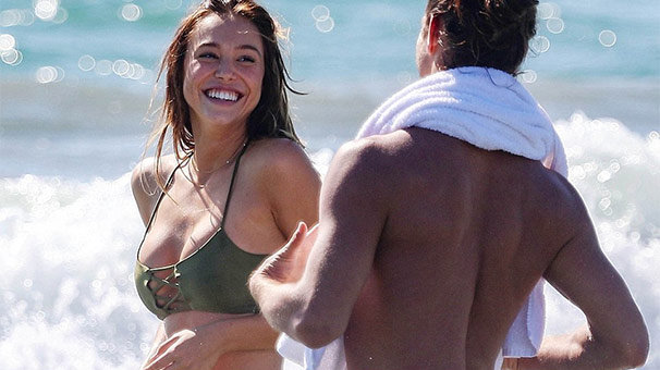 Alexis Ren'in plaj keyfi