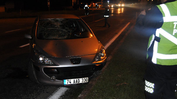 Alkollü kadın sürücünün çarptığı polis yaralandı