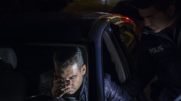 Alkollü sürücü direksiyon başında uyuyakaldı