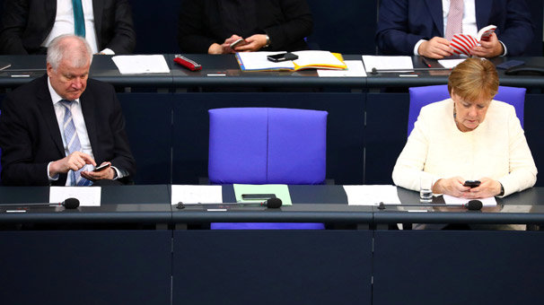 Alman polisi, siber saldırı şüphelisinin evini bastı