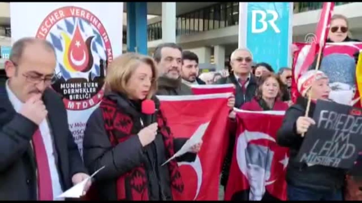 Almanya'da Atatürk'e yönelik çirkin yayın protesto edildi