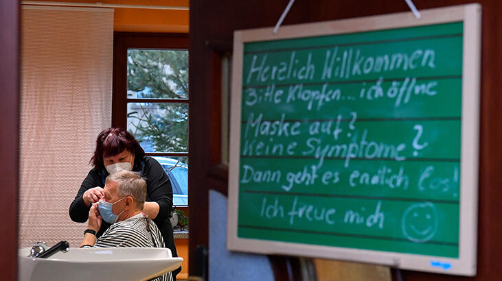 Almanya'da kuaförler yeniden açıldı