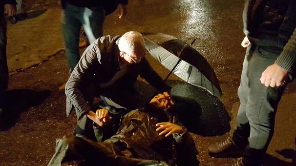 Ambulans gelene kadar elini bırakmadı