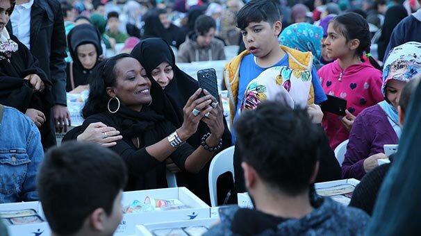 Amerikalı ünlü sanatçı ilk iftarını Bağcılar'da yaptı