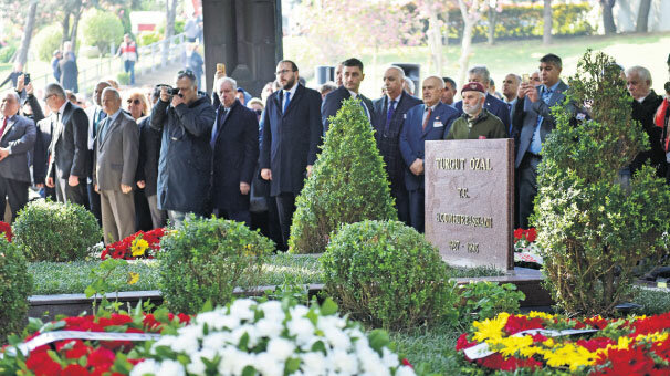 Anıt Mezar’da Özal anması
