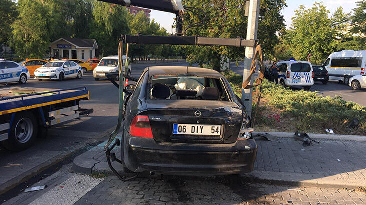 Ankara'da 2 otomobil çarpıştı: 4 yaralı