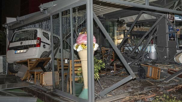 Ankara'da otomobil kafeye girdi