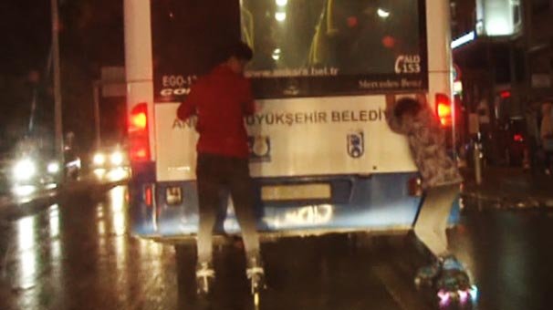 Ankara'da tehlikeli anlar! Otobüsün arkasına geçip...