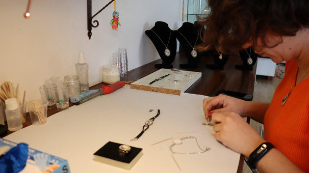 Anne sütü, bebek saçı ve kandan takılar üretiyor