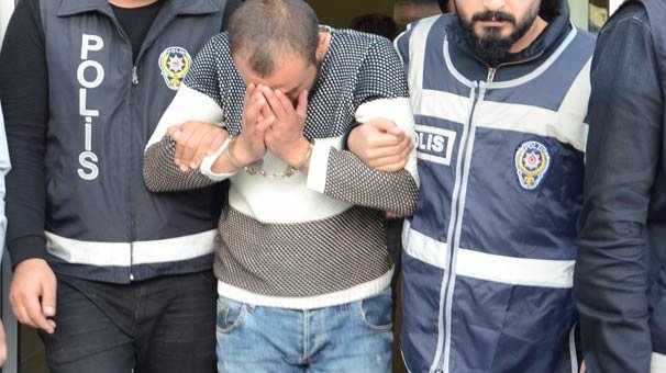 Annesini 9 yerinden bıçaklayarak öldürmüştü: Hakim karşısında...