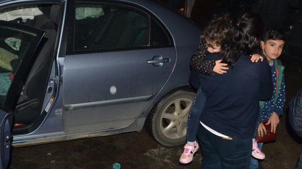 Annesinin kucağından inmedi! Hüngür hüngür ağladı