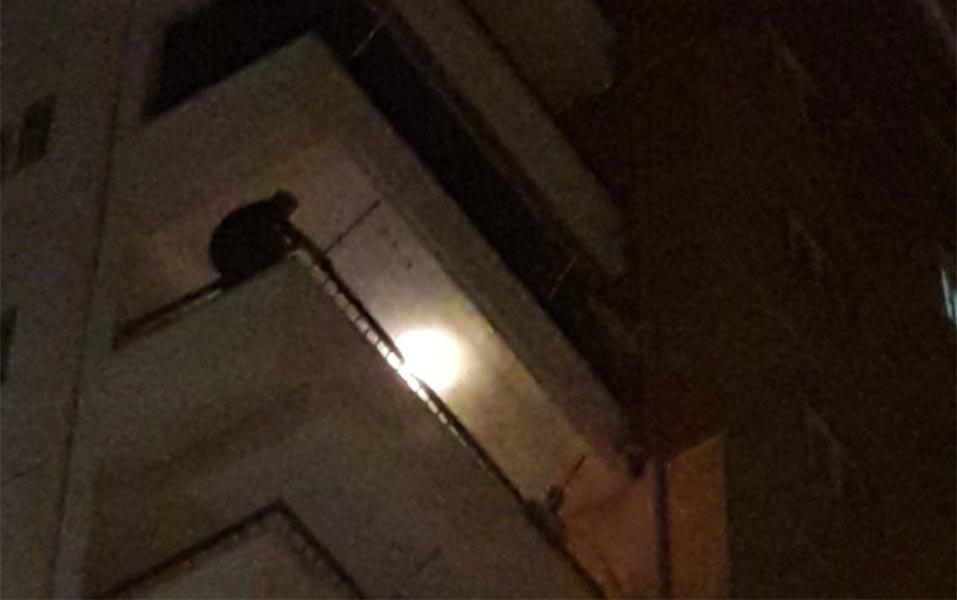 Annesinin ölümüne dayanamadı, balkondan atlamaya çalıştı