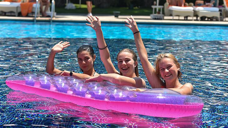 Antalya yaklaşık bir haftada 174 bin 808 Rus turisti ağırladı