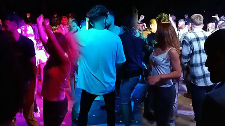 Antalya'da 5 yıldızlı otelde eğlence! Koronavirüs unutuldu