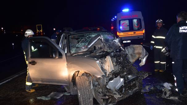 Antalya'da kamyonet, sebze yüklü kamyon ile çarpıştı: 1 ölü, 2 yaralı