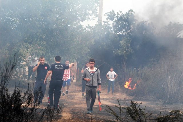 Antalya'da ormanlık alanda çıkan yangın korkuttu