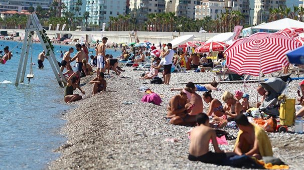 Antalya'da sahiller sonbaharda da dolu