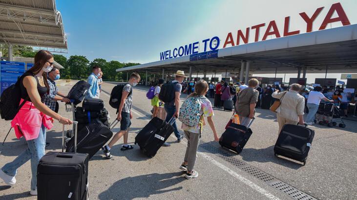 Antalya'ya 2 günde 20 bin Rus turist geldi