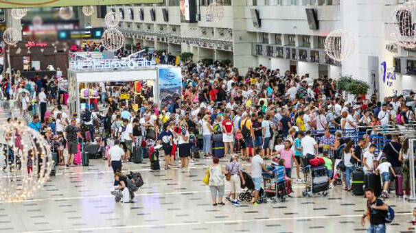 Antalya'ya gökten turist yağıyor