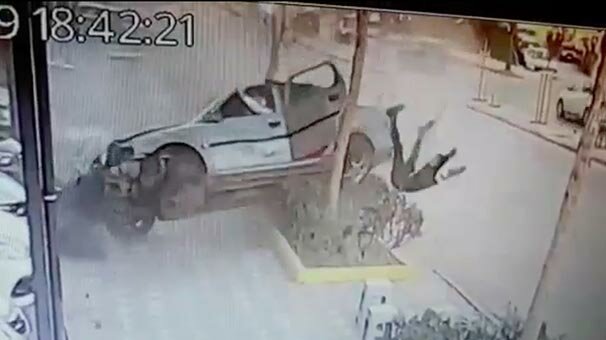 Arabanın arka kapısından fırladı! O anlar anbean kaydedildi