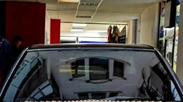 Arabasını 25 bin adet madeni para ile kapladı! Gören dönüp bir daha bakıyor...