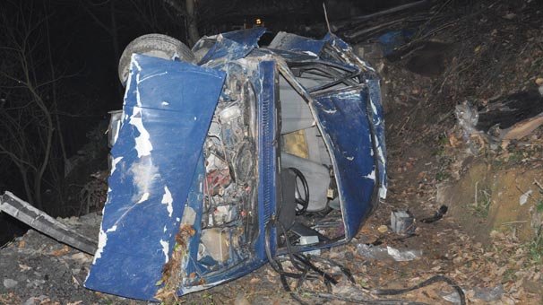 Araç bu hale geldi! İçindeki 3 kişi...