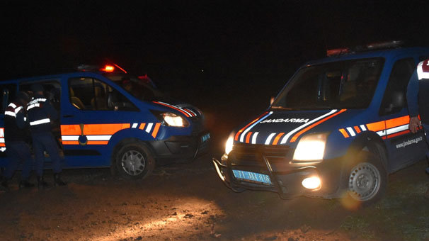 Arazide devriye gezen jandarma ekipleri erkek cesedi buldu