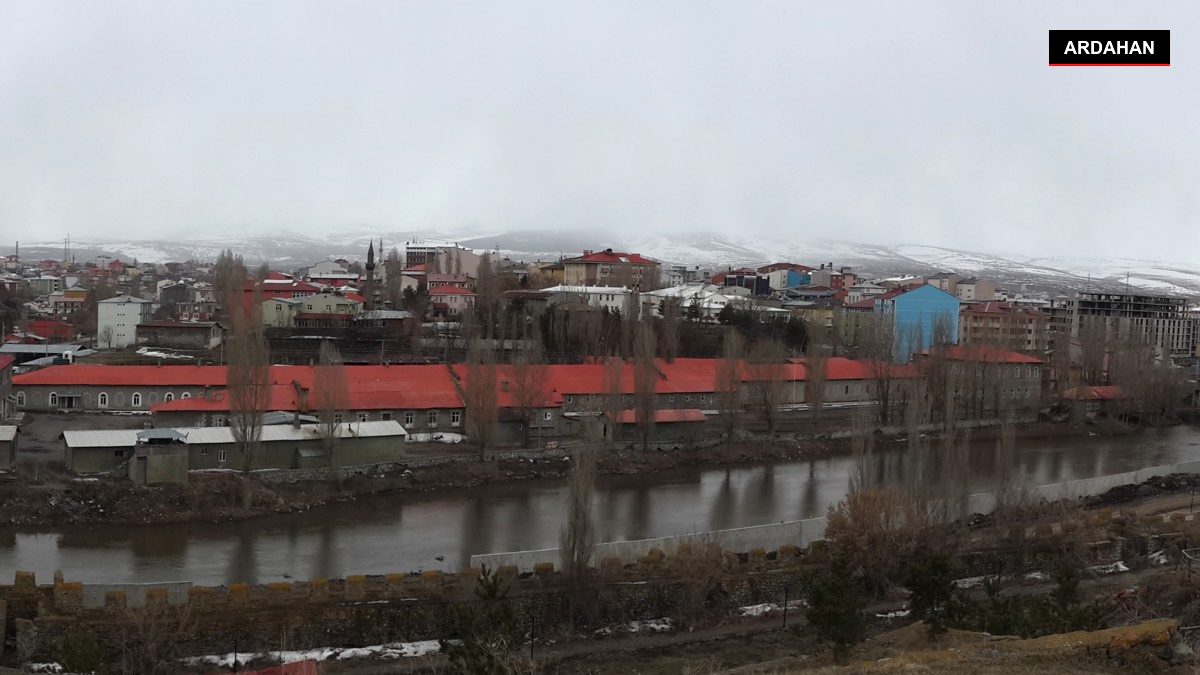 Ardahan'da otomobil iş yerine girdi: 1 ölü, 1 yaralı