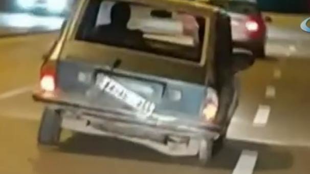 Arka tekeri olmayan otomobil kampana üzerinde yol aldı