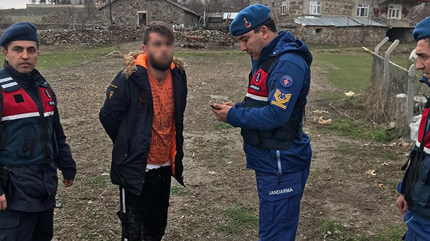 Arkadaşını bıçaklayıp ölüme terk etti!