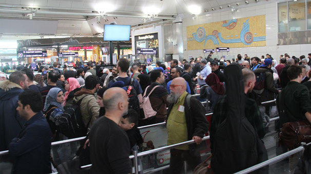 Atatürk Havalimanı'nda yılbaşı yoğunluğu