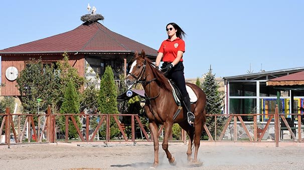Atlı birliğin kadın süvarisi 