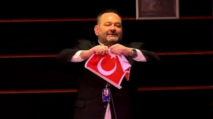Avrupa Parlamentosu'ndaki ırkçı vekilin dokunulmazlığı kaldırıldı
