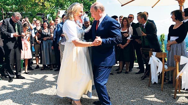 Avusturyalı bakan 5 dilde ‘ses getirdi’