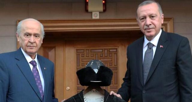 Bahçeli, Erdoğan'a 'Hakan kaftanı' hediye etti