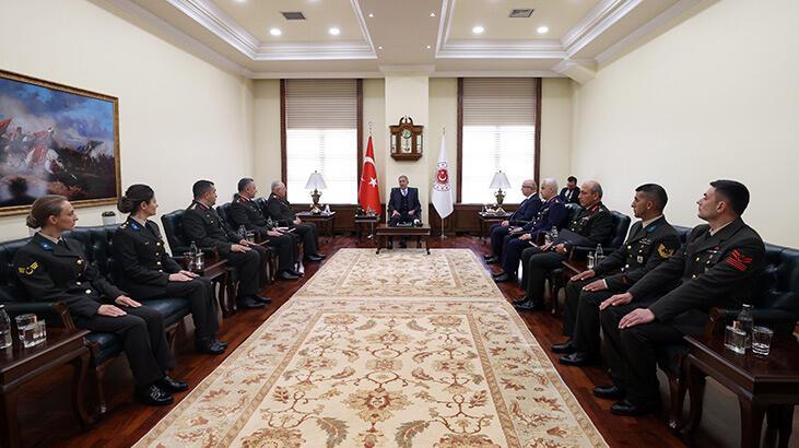 Bakan Akar, kuruluşunun yıl dönümünde Kara Kuvvetleri personelini kabul etti