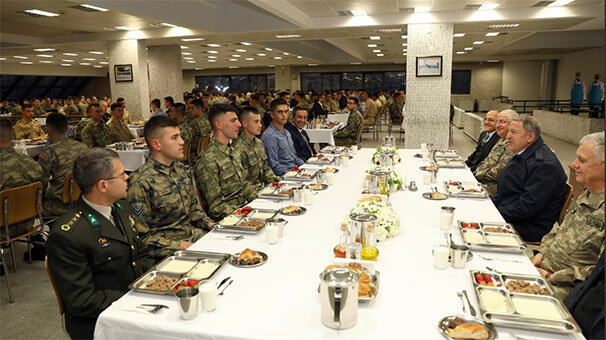 Bakan Akar, Mehmetçik ile iftar yaptı