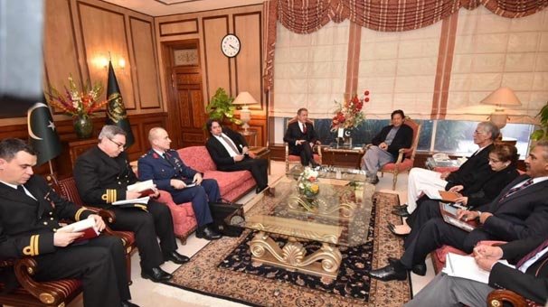 Bakan Akar, Pakistan Başbakanı Khan ile görüştü