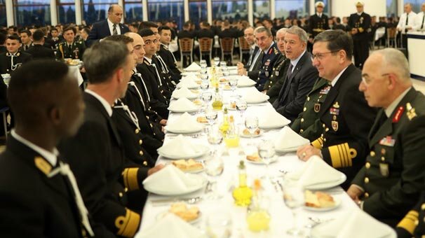 Bakan Akar ve komutanlar Deniz Harp Okulu öğrencileriyle iftar yaptı