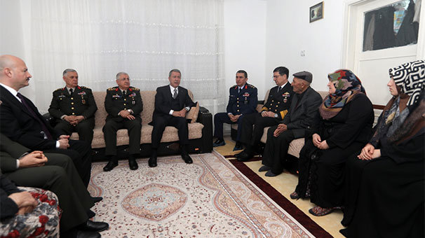 Bakan Akar ve komutanlardan taziye ziyareti