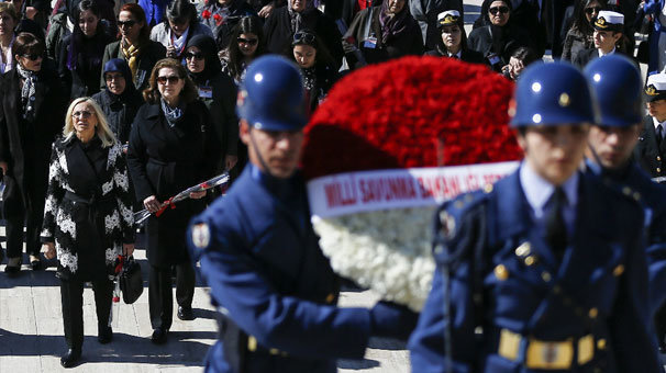 Bakan Akar'ın eşinden Anıtkabir'e ziyaret