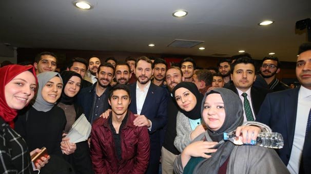 Bakan Albayrak gençlerle bir araya geldi