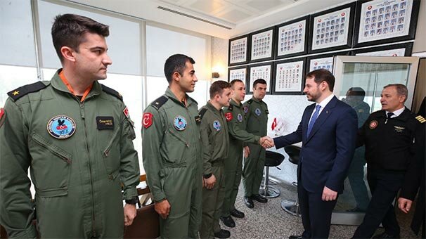 Bakan Albayrak, Türk Hava Yolları Uçuş Akademisi'ni ziyaret etti