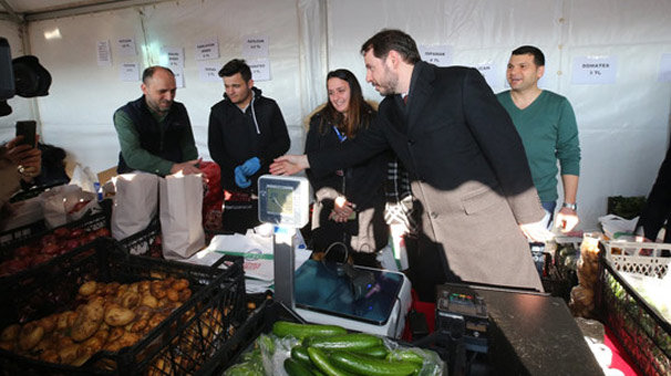 Bakan Albayrak, Üsküdar tanzim satış noktasını ziyaret etti