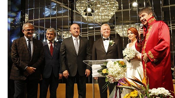 Bakan Çavuşoğlu, Antalya'da nikah törenine katıldı