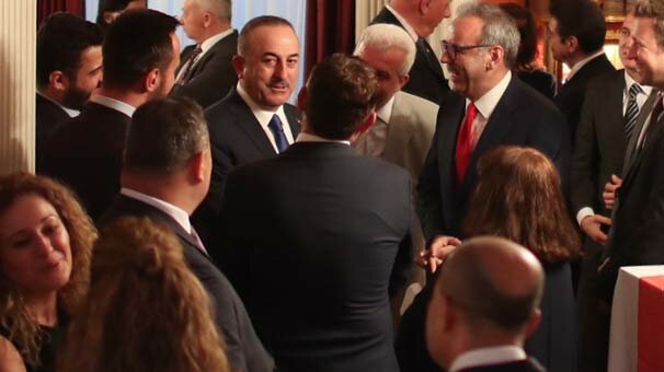 Bakan Çavuşoğlu Meksika'da Türk toplumu ile görüştü